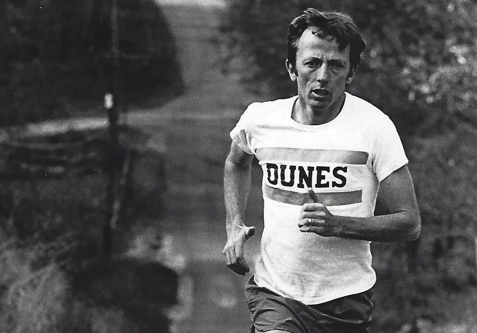Hal Higdon running in a Dunes T-shirt